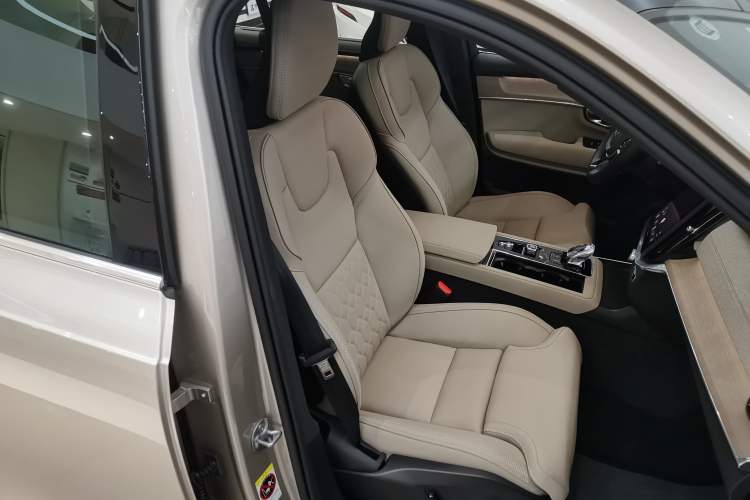 Used Volvo XC90 2025 Facelifted B6 Zhiyuan Luxury Version with 6 Seats Right Front Seat