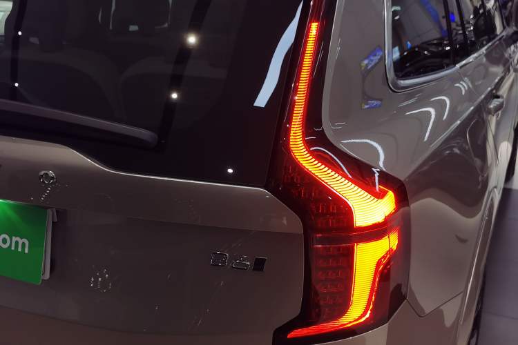 Used Volvo XC90 2025 Facelifted B6 Zhiyuan Luxury Version with 6 Seats Right Rear Taillight