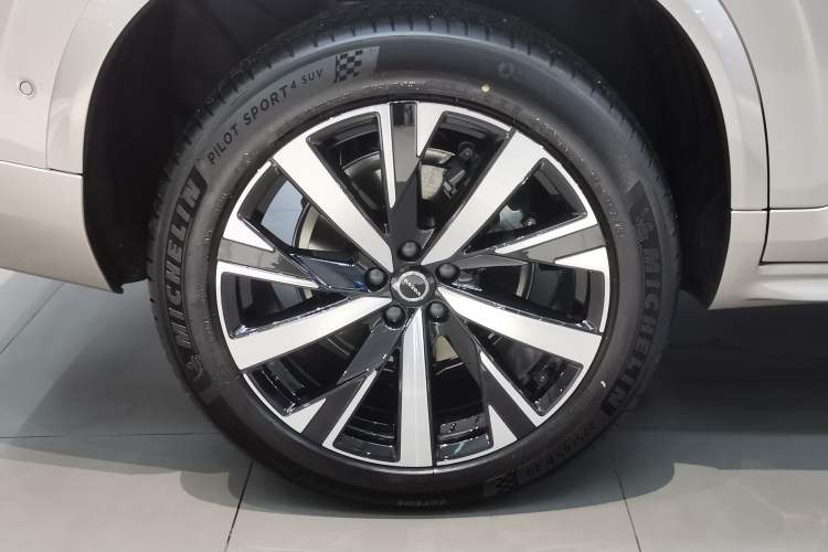 Used Volvo XC90 2025 Facelifted B6 Zhiyuan Luxury Version with 6 Seats Right Rear Wheel Hub