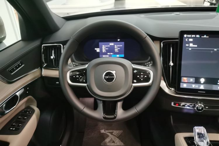 Used Volvo XC90 2025 Facelifted B6 Zhiyuan Luxury Version with 6 Seats Steering Wheel