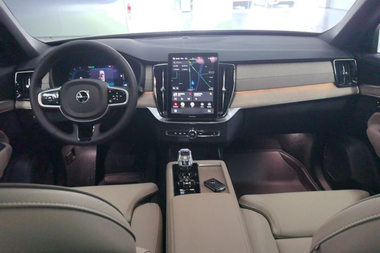 Used Volvo XC90 2025 Facelifted B6 Zhiyuan Luxury Version with 6 Seats Center Console