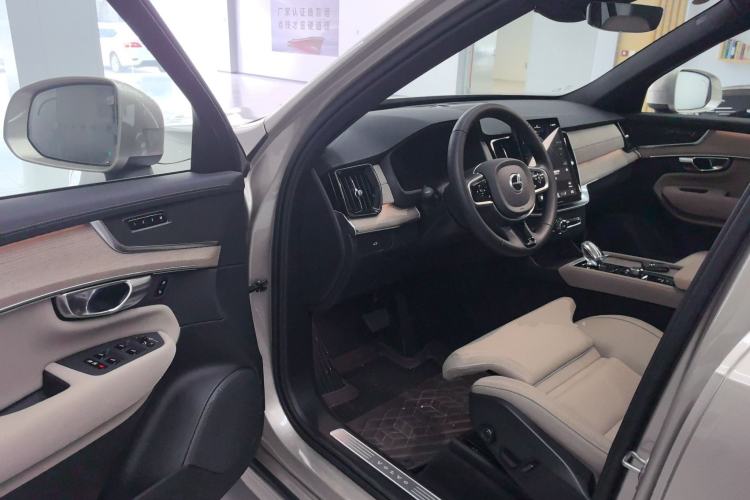 Used Volvo XC90 2025 Facelifted B6 Zhiyuan Luxury Version with 6 Seats Driver Seat