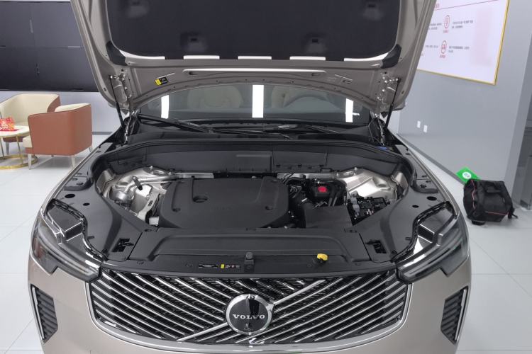 Used Volvo XC90 2025 Facelifted B6 Zhiyuan Luxury Version with 6 Seats Engine Bay