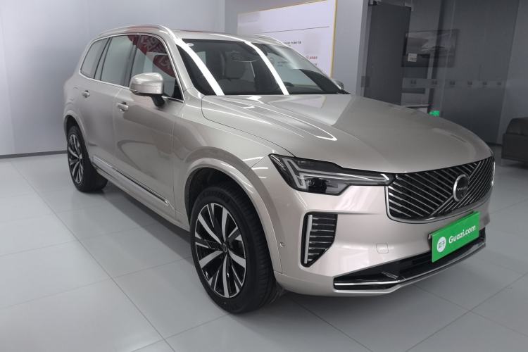 Used Volvo XC90 2025 Facelifted B6 Zhiyuan Luxury Version with 6 Seats Front Right 45 Deg