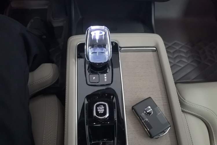 Used Volvo XC90 2025 Facelifted B6 Zhiyuan Luxury Version with 6 Seats Gear Lever