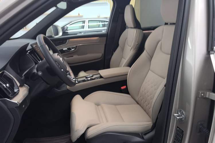 Used Volvo XC90 2025 Facelifted B6 Zhiyuan Luxury Version with 6 Seats Left Front Seat