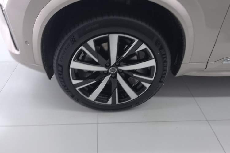 Used Volvo XC90 2025 Facelifted B6 Zhiyuan Luxury Version with 6 Seats Left Front Wheel Hub