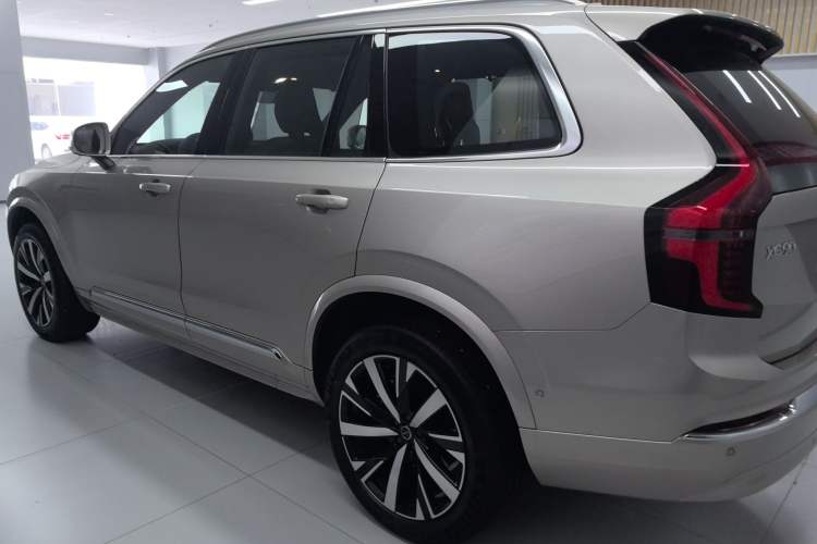 Used Volvo XC90 2025 Facelifted B6 Zhiyuan Luxury Version with 6 Seats Left Side