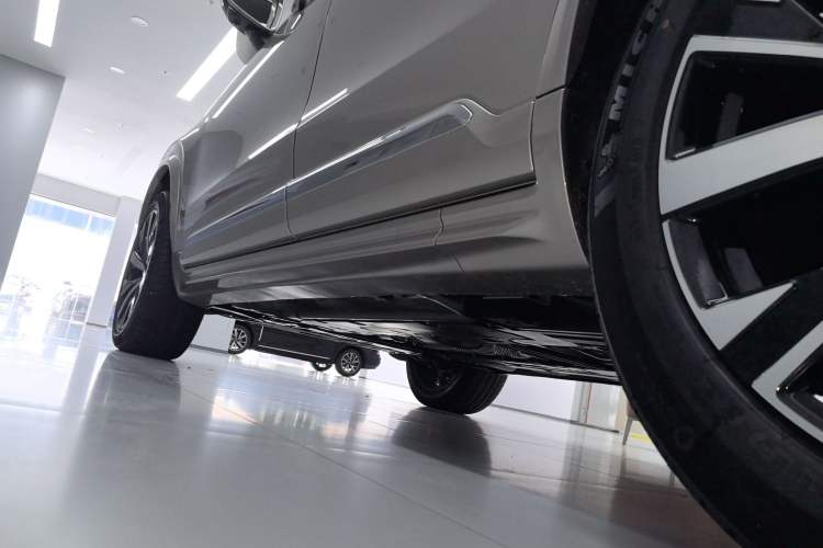 Used Volvo XC90 2025 Facelifted B6 Zhiyuan Luxury Version with 6 Seats Left Side Sill
