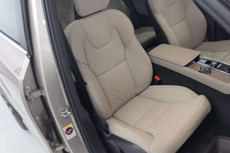 Used Volvo XC90 2025 Facelifted B6 Zhiyuan Luxury Version with 6 Seats Right Front Seat