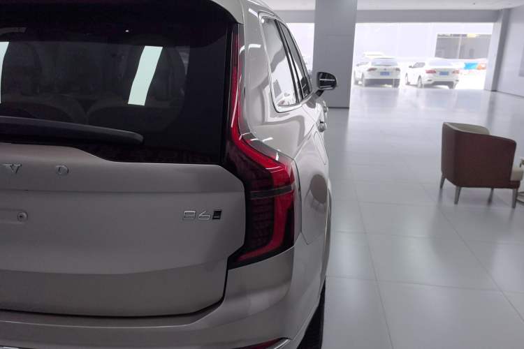 Used Volvo XC90 2025 Facelifted B6 Zhiyuan Luxury Version with 6 Seats Right Rear Taillight
