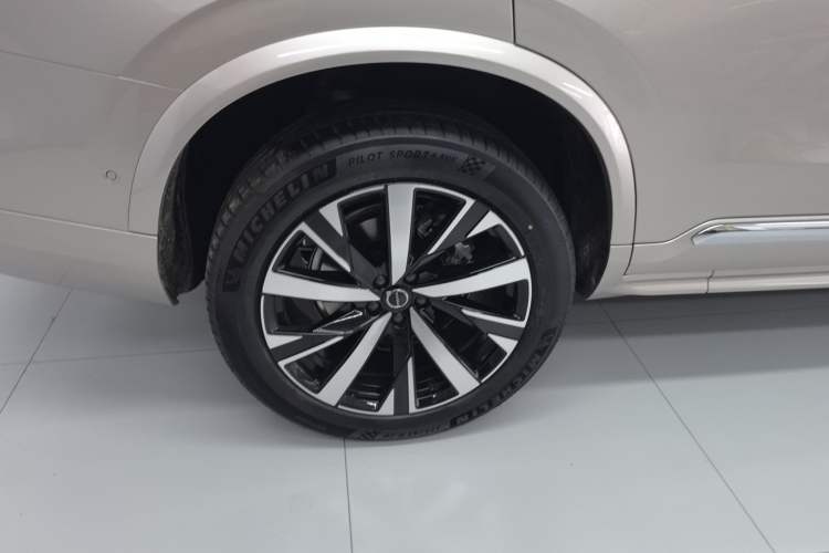 Used Volvo XC90 2025 Facelifted B6 Zhiyuan Luxury Version with 6 Seats Right Rear Wheel Hub