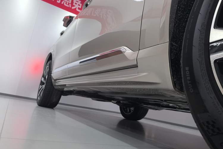 Used Volvo XC90 2025 Facelifted B6 Zhiyuan Luxury Version with 6 Seats Right Side Sill