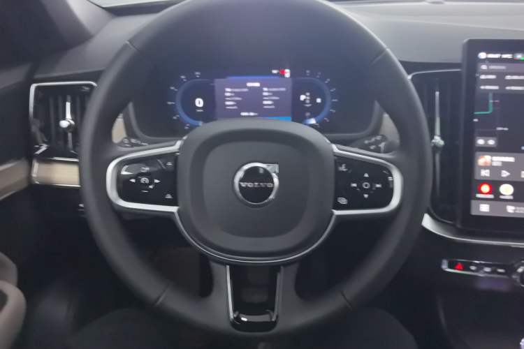 Used Volvo XC90 2025 Facelifted B6 Zhiyuan Luxury Version with 6 Seats Steering Wheel