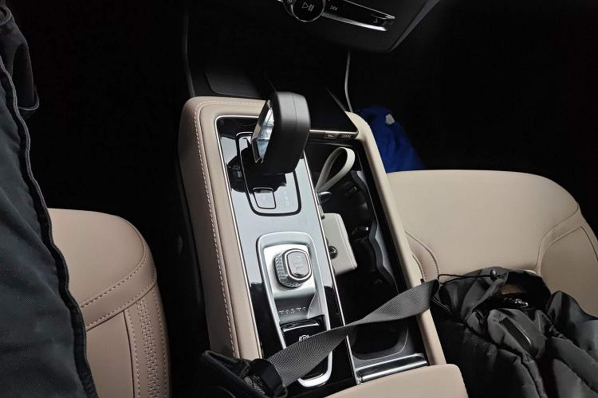 Used Volvo XC90 2026 B5 All-Wheel-Drive Smart Comfort Luxury 5-Seater Gear Lever
