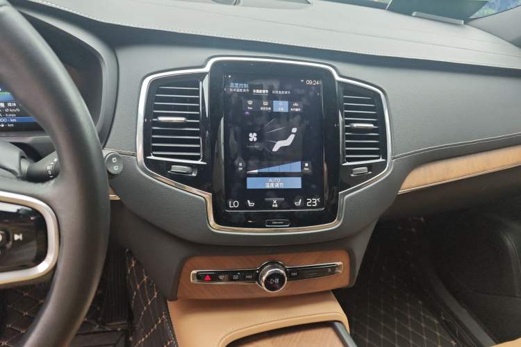 Used Volvo XC90 New Energy 2017 E-Drive Hybrid T8 Prestige 7-Seater Audio And AC Panel