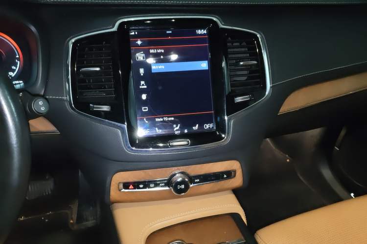 Used Volvo XC90 New Energy 2018 E-Drive Hybrid T8 Prestige 7-Seater Audio And AC Panel