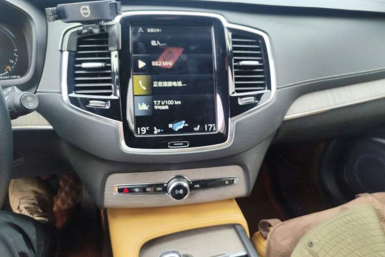 Used Volvo XC90 New Energy 2018 E-Drive Hybrid T8 Prestige 7-Seater Audio And AC Panel