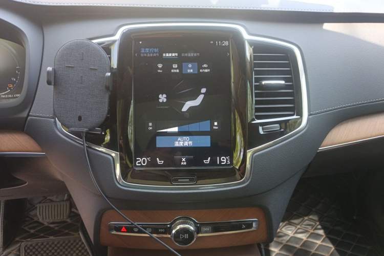 Used Volvo XC90 New Energy 2019 E-Drive Hybrid T8 Prestige 7-Seater China VI Standard Audio And AC Panel