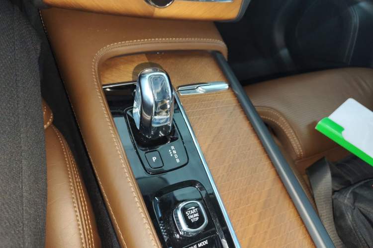 Used Volvo XC90 New Energy 2019 E-Drive Hybrid T8 Prestige 7-Seater China VI Standard Gear Lever