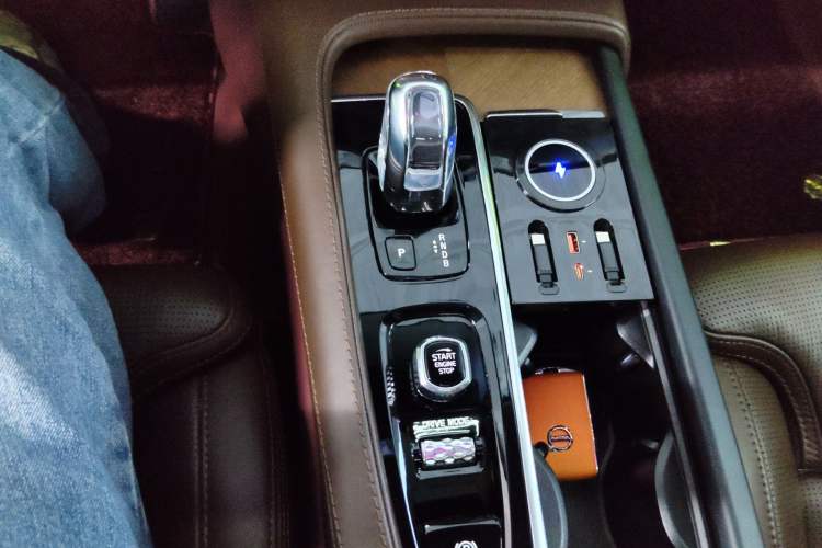 Used Volvo XC90 New Energy 2019 E-Drive Hybrid T8 Prestige 7-Seater China VI Standard Gear Lever