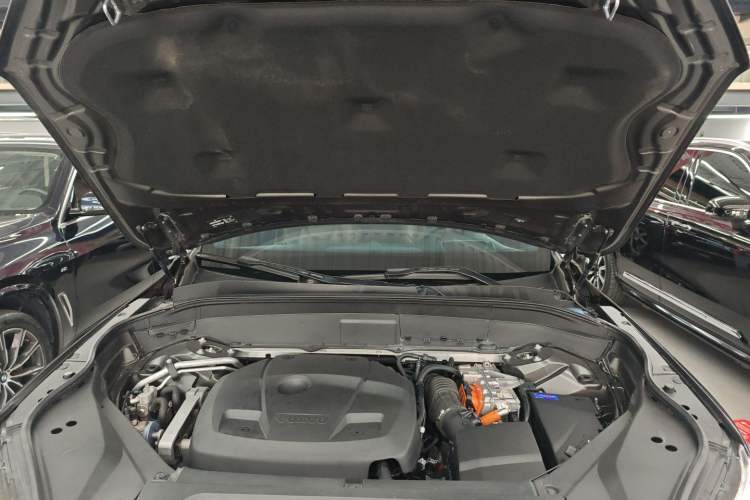 Used Volvo XC90 New Energy 2019 E-Drive Hybrid T8 Luxury Edition 7-Seater China V Standard Engine Bay