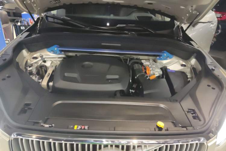 Used Volvo XC90 New Energy 2019 E-Drive Hybrid T8 Prestige 7-Seater China VI Standard Engine Bay