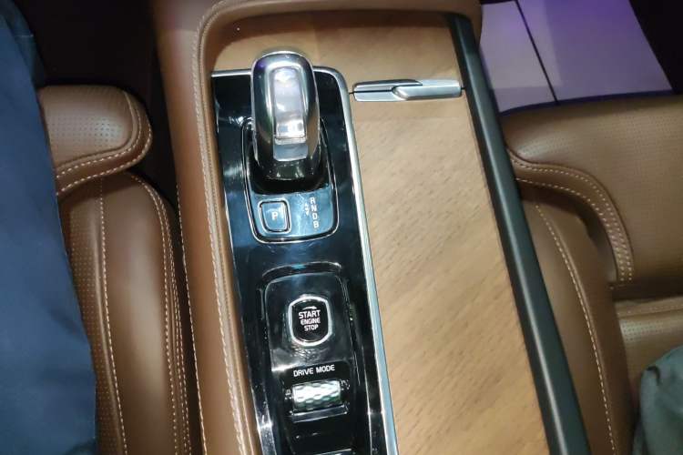Used Volvo XC90 New Energy 2019 E-Drive Hybrid T8 Prestige 7-Seater China VI Standard Gear Lever