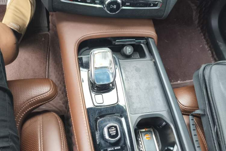 Used Volvo XC90 New Energy 2021 E-Drive Hybrid T8 Luxury Flagship 7-Seater Gear Lever