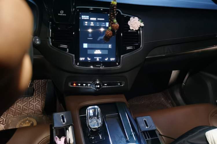Used Volvo XC90 New Energy 2021 E-Drive Hybrid T8 Luxury Flagship 7-Seater Audio And AC Panel