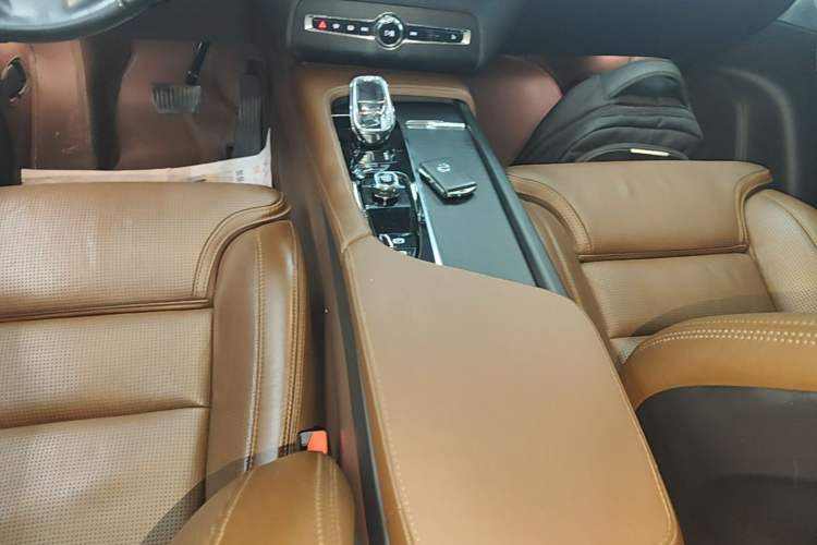 Used Volvo XC90 New Energy 2022 E-Drive Hybrid T8 Luxury Flagship 7-Seater Gear Lever