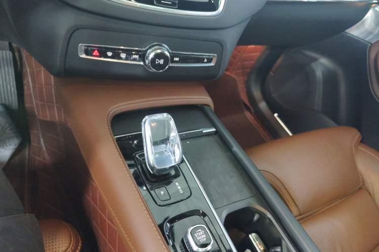Used Volvo XC90 New Energy 2022 E-Drive Hybrid T8 Luxury Flagship 7-Seater Gear Lever