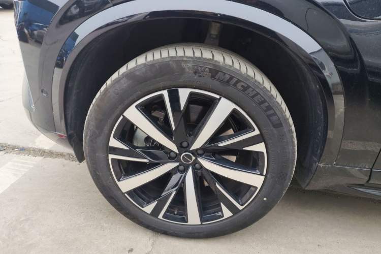 Used Volvo XC90 New Energy 2025 Facelifted T8 Luxury Flagship 7-Seater Exterior 4