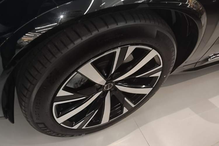 Used Volvo XC90 New Energy 2025 Facelifted T8 Luxury Flagship 7-Seater Exterior 4