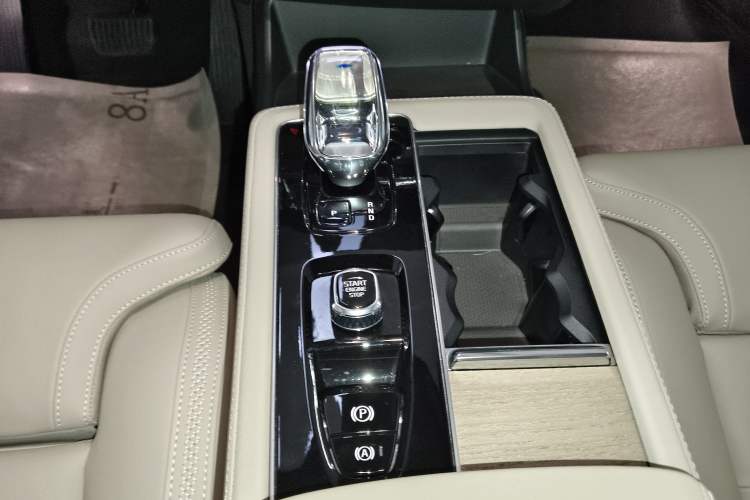 Used Volvo XC90 New Energy 2025 Facelifted T8 Smart Luxury 7-Seater Gear Lever