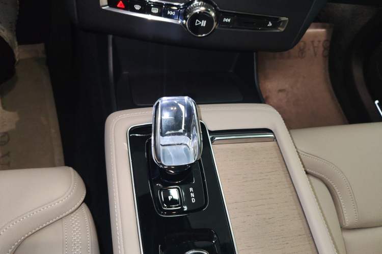 Used Volvo XC90 New Energy 2025 Facelifted T8 Smart Luxury 7-Seater Gear Lever