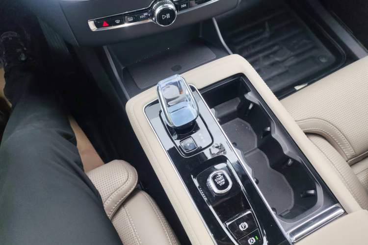 Used Volvo XC90 New Energy 2025 Facelifted T8 Luxury Flagship 7-Seater Gear Lever