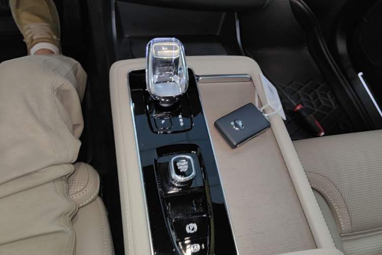 Used Volvo XC90 New Energy 2025 Facelifted T8 Luxury Flagship 7-Seater Gear Lever