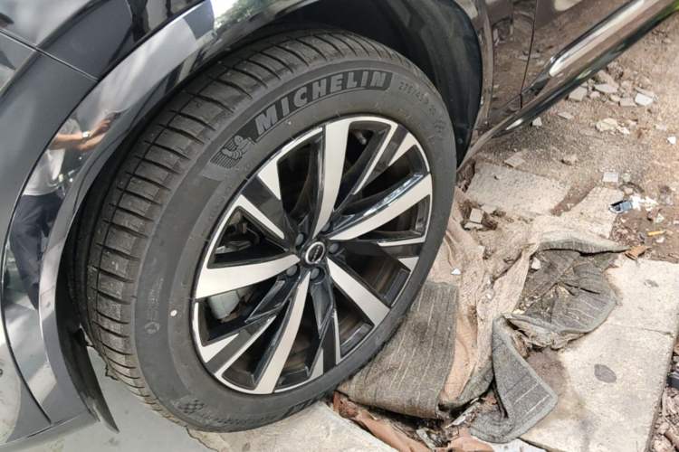 Used Volvo XC90 New Energy 2025 Facelifted T8 Luxury Flagship 7-Seater Left Front Wheel Hub