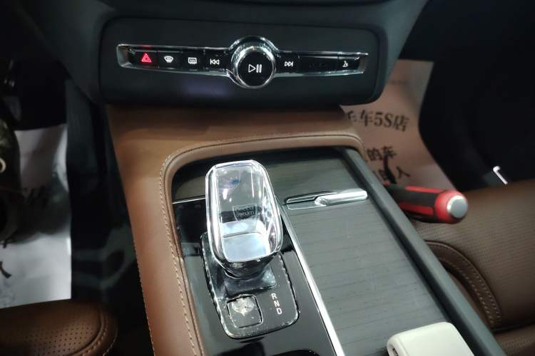 Used Volvo XC90 New Energy 2025 T8 Luxury Prestige 7-Seater Gear Lever
