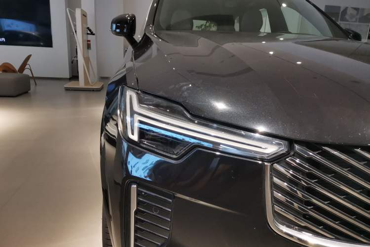Used Volvo XC90 New Energy 2026 Model T8 Zhizun Luxury Edition 7-Seater Right Front Headlight