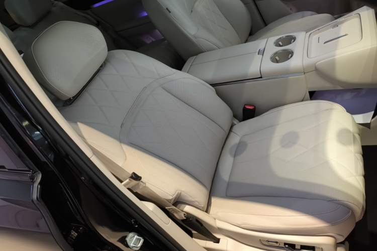 Used VOYAH Avatr Taishan X8 2026 Model Plug-in Hybrid ULTRA Right Front Seat