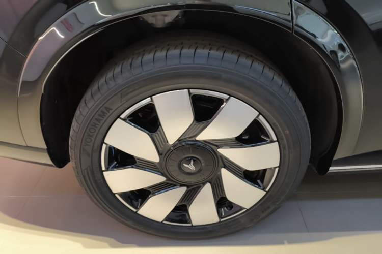 Used VOYAH Avatr Taishan X8 2026 Model Plug-in Hybrid ULTRA Right Rear Wheel Hub