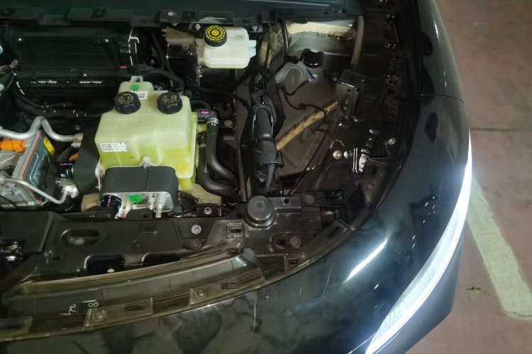 Used VOYAH COURAGE 2024 Long-Range Smart Edition Engine Bay Left