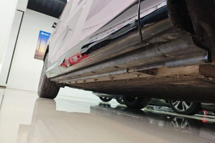 Used VOYAH COURAGE 2024 Four-Wheel Drive Global Edition Right Side Sill