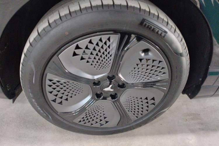 Used VOYAH COURAGE 2024 Four-Wheel Drive Global Edition Left Front Wheel Hub