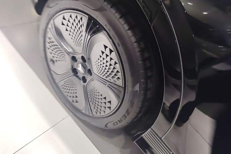 Used VOYAH COURAGE 2024 Four-Wheel Drive Global Edition Right Rear Wheel Hub