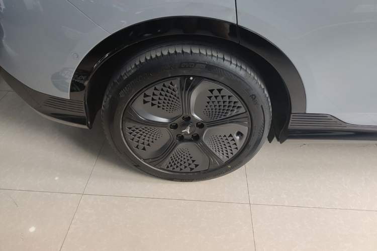 Used VOYAH COURAGE 2024 Long-Range Smart Edition Right Rear Wheel Hub