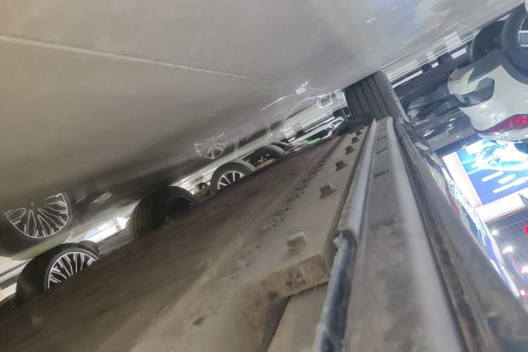 Used VOYAH COURAGE 2024 Long-Range Smart Edition Right Side Sill