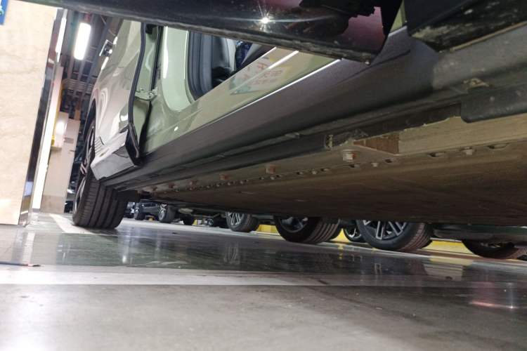 Used VOYAH COURAGE 2024 Long-Range Smart Edition Right Side Sill